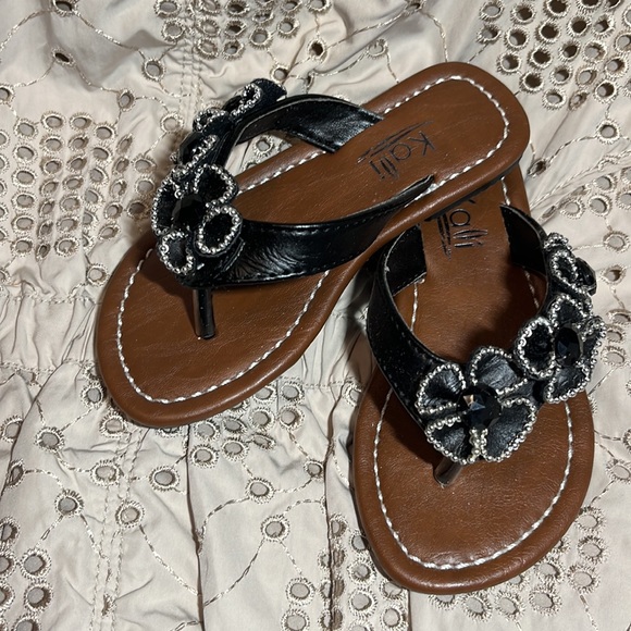 NWT/NIB Kalli children’s sandals with flowers Black size 7 - Picture 1 of 4